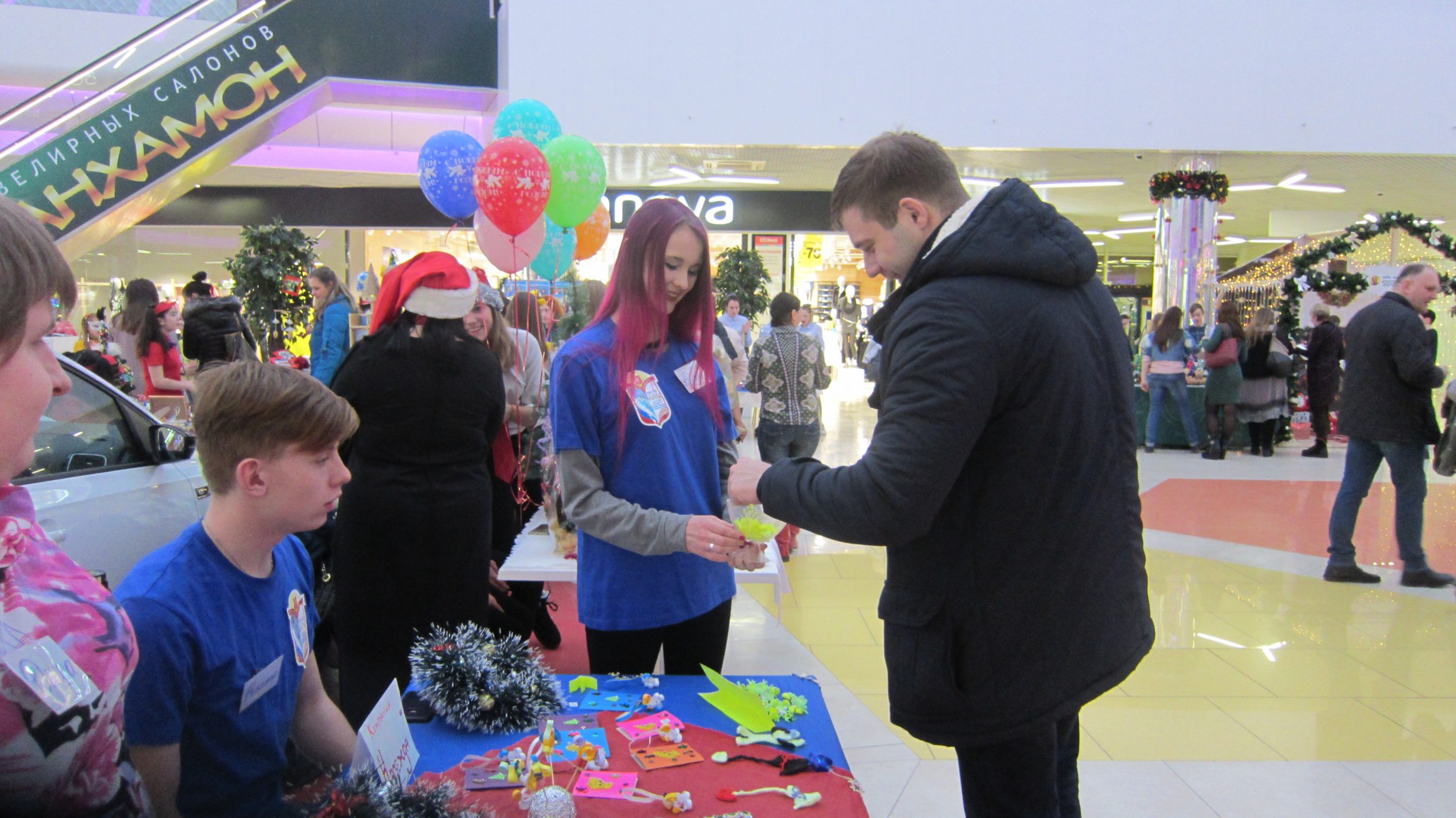 Новогодняя ярмарка школьных и молодежных компаний