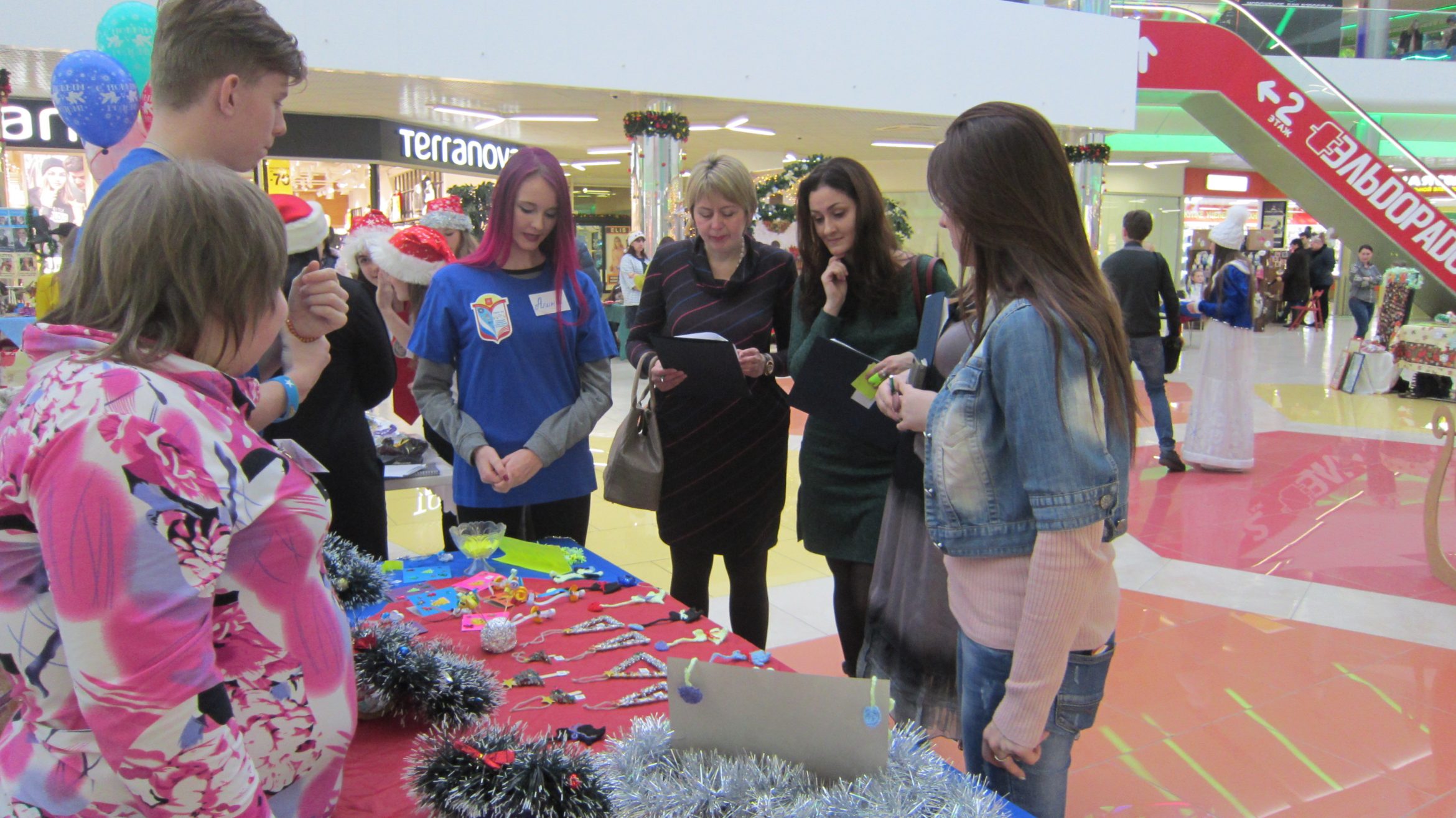 Новогодняя ярмарка школьных и молодежных компаний