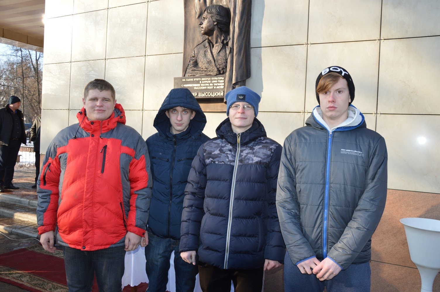 Открыли мемориальную доску в честь Владимира Высоцкого