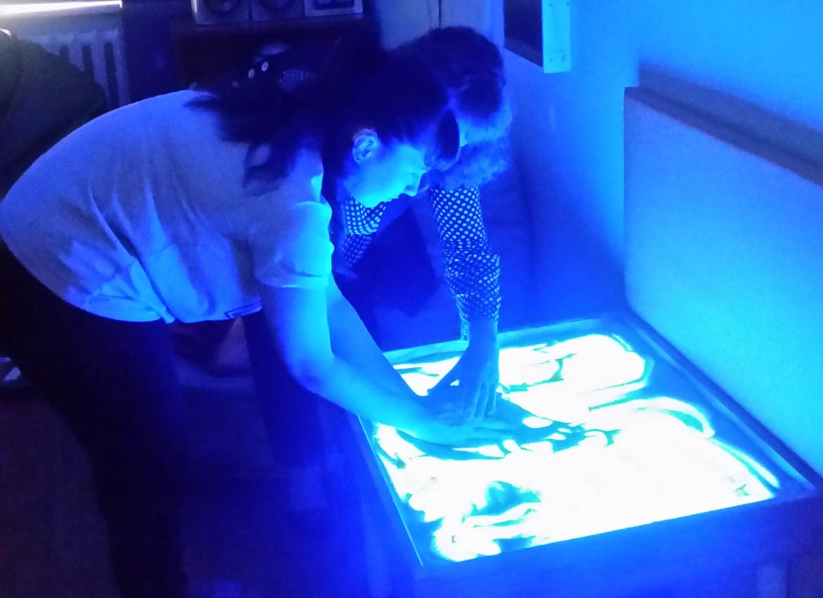 Занятие в сенсорной комнате «Песочные картины»