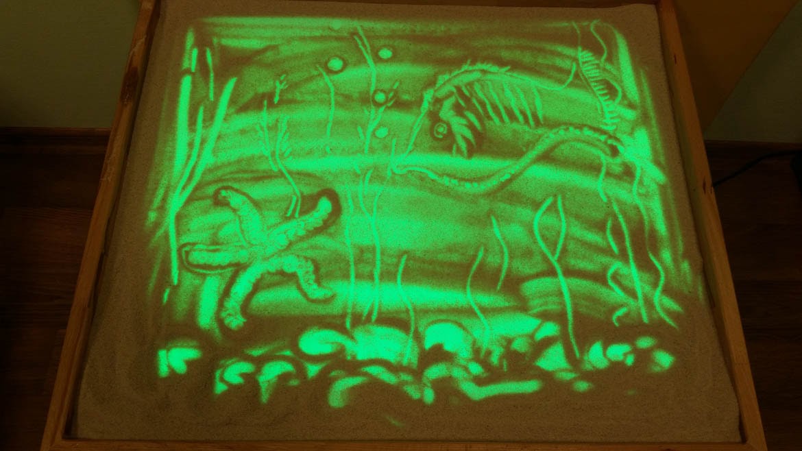 Занятие в сенсорной комнате «Песочные картины»