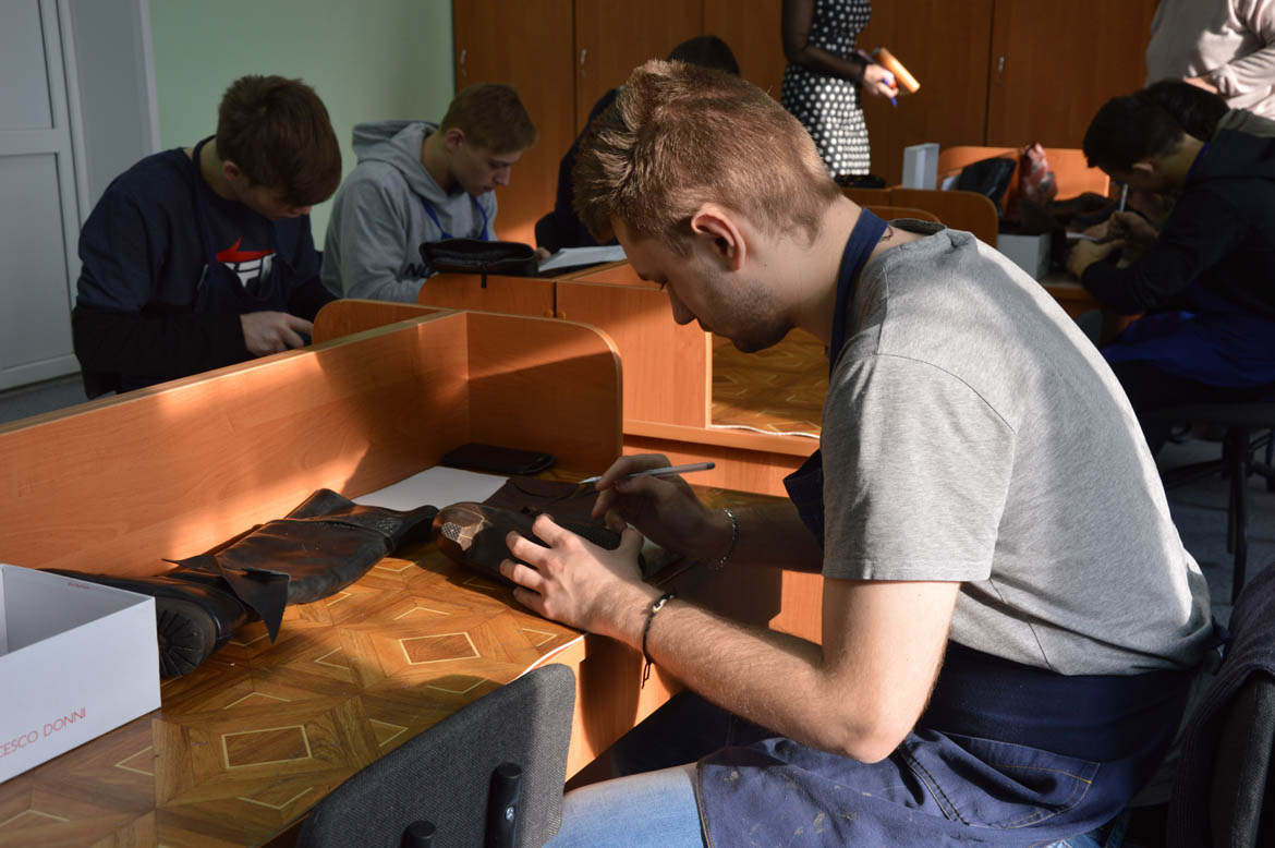 Отборочный этап III Регионального чемпионата «Абилимпикс» в компетенции "Ремонт обуви"