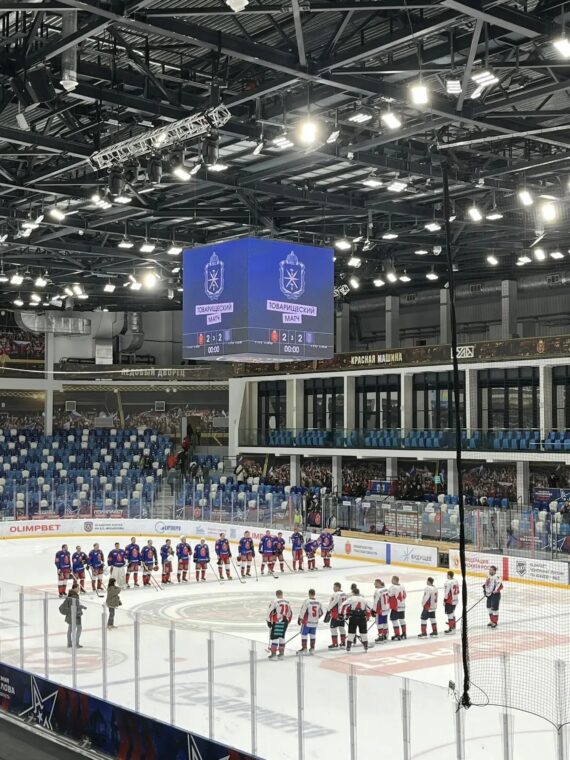 Посетили в Ледовом дворце товарищеский хоккейный матч между командами Правительства Тульской области и Санкт-Петербурга